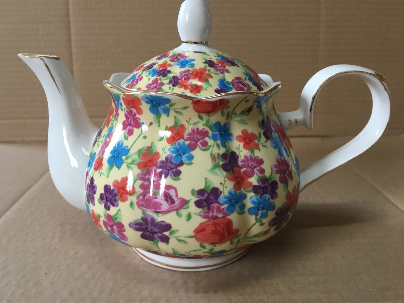 Cream Flower Garden 4 cup teapot